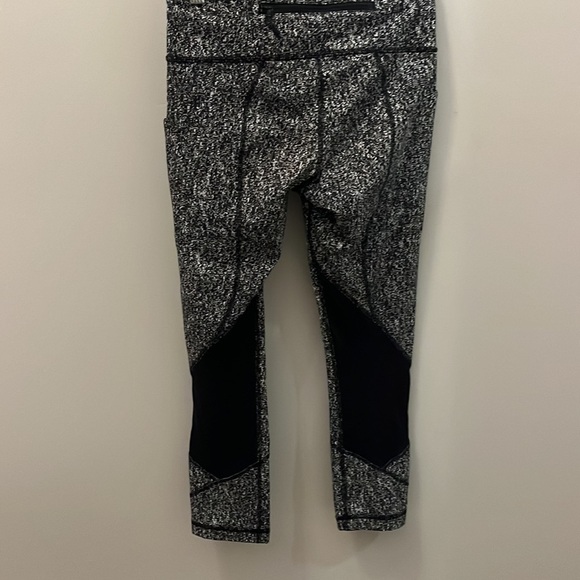 Lululemon Pace Rival Crop Pants Leggings Size 4 Jacquard Black White Pockets - Picture 6 of 8